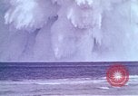 Immagine di Bomba nucleare il test in mare Le isole della Micronesia Oceano Pacifico, 1955, secondo 39 filmato di repertorio 65675046798