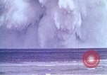 Immagine di Bomba nucleare il test in mare Le isole della Micronesia Oceano Pacifico, 1955, secondo 40 filmato di repertorio 65675046798