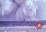 Immagine di Bomba nucleare il test in mare Le isole della Micronesia Oceano Pacifico, 1955, secondo 41 filmato di repertorio 65675046798