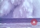 Immagine di Bomba nucleare il test in mare Le isole della Micronesia Oceano Pacifico, 1955, secondo 42 filmato di repertorio 65675046798