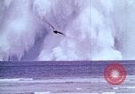 Immagine di Bomba nucleare il test in mare Le isole della Micronesia Oceano Pacifico, 1955, secondo 43 filmato di repertorio 65675046798