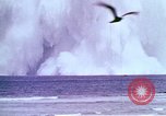Immagine di Bomba nucleare il test in mare Le isole della Micronesia Oceano Pacifico, 1955, secondo 44 filmato di repertorio 65675046798