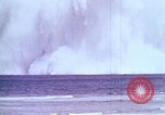 Immagine di Bomba nucleare il test in mare Le isole della Micronesia Oceano Pacifico, 1955, secondo 45 filmato di repertorio 65675046798