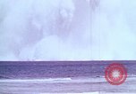 Immagine di Bomba nucleare il test in mare Le isole della Micronesia Oceano Pacifico, 1955, secondo 46 filmato di repertorio 65675046798