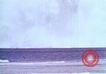 Immagine di Bomba nucleare il test in mare Le isole della Micronesia Oceano Pacifico, 1955, secondo 47 filmato di repertorio 65675046798