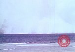 Immagine di Bomba nucleare il test in mare Le isole della Micronesia Oceano Pacifico, 1955, secondo 50 filmato di repertorio 65675046798