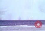 Immagine di Bomba nucleare il test in mare Le isole della Micronesia Oceano Pacifico, 1955, secondo 52 filmato di repertorio 65675046798