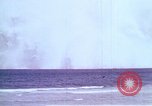 Immagine di Bomba nucleare il test in mare Le isole della Micronesia Oceano Pacifico, 1955, secondo 53 filmato di repertorio 65675046798
