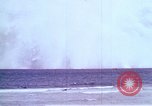 Immagine di Bomba nucleare il test in mare Le isole della Micronesia Oceano Pacifico, 1955, secondo 54 filmato di repertorio 65675046798