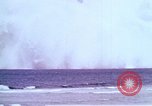 Immagine di Bomba nucleare il test in mare Le isole della Micronesia Oceano Pacifico, 1955, secondo 55 filmato di repertorio 65675046798