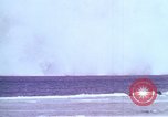 Immagine di Bomba nucleare il test in mare Le isole della Micronesia Oceano Pacifico, 1955, secondo 58 filmato di repertorio 65675046798
