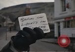 Standbild US-Segler auf Liberty converse mit einer Engländerin Portland England, 1967, aus Sekunde 12 historischem Filmmaterial Videoclip 65675046806
