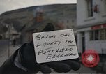 Standbild US-Segler auf Liberty converse mit einer Engländerin Portland England, 1967, aus Sekunde 14 historischem Filmmaterial Videoclip 65675046806