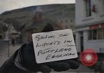 Standbild US-Segler auf Liberty converse mit einer Engländerin Portland England, 1967, aus Sekunde 15 historischem Filmmaterial Videoclip 65675046806