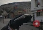 Standbild US-Segler auf Liberty converse mit einer Engländerin Portland England, 1967, aus Sekunde 16 historischem Filmmaterial Videoclip 65675046806