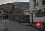 Standbild US-Segler auf Liberty converse mit einer Engländerin Portland England, 1967, aus Sekunde 21 historischem Filmmaterial Videoclip 65675046806