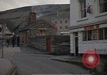 Standbild US-Segler auf Liberty converse mit einer Engländerin Portland England, 1967, aus Sekunde 22 historischem Filmmaterial Videoclip 65675046806