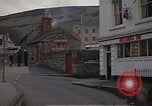 Standbild US-Segler auf Liberty converse mit einer Engländerin Portland England, 1967, aus Sekunde 24 historischem Filmmaterial Videoclip 65675046806