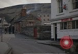 Standbild US-Segler auf Liberty converse mit einer Engländerin Portland England, 1967, aus Sekunde 25 historischem Filmmaterial Videoclip 65675046806
