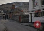 Standbild US-Segler auf Liberty converse mit einer Engländerin Portland England, 1967, aus Sekunde 26 historischem Filmmaterial Videoclip 65675046806