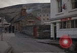 Standbild US-Segler auf Liberty converse mit einer Engländerin Portland England, 1967, aus Sekunde 27 historischem Filmmaterial Videoclip 65675046806