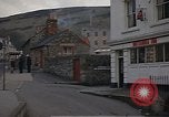 Standbild US-Segler auf Liberty converse mit einer Engländerin Portland England, 1967, aus Sekunde 28 historischem Filmmaterial Videoclip 65675046806