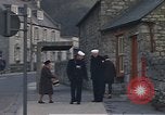 Standbild US-Segler auf Liberty converse mit einer Engländerin Portland England, 1967, aus Sekunde 29 historischem Filmmaterial Videoclip 65675046806