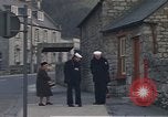 Standbild US-Segler auf Liberty converse mit einer Engländerin Portland England, 1967, aus Sekunde 30 historischem Filmmaterial Videoclip 65675046806