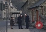 Standbild US-Segler auf Liberty converse mit einer Engländerin Portland England, 1967, aus Sekunde 31 historischem Filmmaterial Videoclip 65675046806