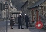 Standbild US-Segler auf Liberty converse mit einer Engländerin Portland England, 1967, aus Sekunde 32 historischem Filmmaterial Videoclip 65675046806