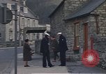 Standbild US-Segler auf Liberty converse mit einer Engländerin Portland England, 1967, aus Sekunde 33 historischem Filmmaterial Videoclip 65675046806