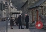 Standbild US-Segler auf Liberty converse mit einer Engländerin Portland England, 1967, aus Sekunde 35 historischem Filmmaterial Videoclip 65675046806