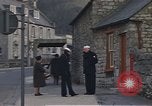 Standbild US-Segler auf Liberty converse mit einer Engländerin Portland England, 1967, aus Sekunde 36 historischem Filmmaterial Videoclip 65675046806