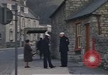 Standbild US-Segler auf Liberty converse mit einer Engländerin Portland England, 1967, aus Sekunde 37 historischem Filmmaterial Videoclip 65675046806