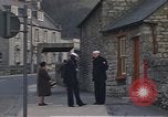 Standbild US-Segler auf Liberty converse mit einer Engländerin Portland England, 1967, aus Sekunde 38 historischem Filmmaterial Videoclip 65675046806