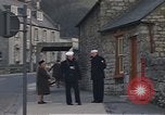 Standbild US-Segler auf Liberty converse mit einer Engländerin Portland England, 1967, aus Sekunde 39 historischem Filmmaterial Videoclip 65675046806