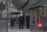 Standbild US-Segler auf Liberty converse mit einer Engländerin Portland England, 1967, aus Sekunde 40 historischem Filmmaterial Videoclip 65675046806