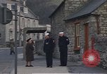 Standbild US-Segler auf Liberty converse mit einer Engländerin Portland England, 1967, aus Sekunde 42 historischem Filmmaterial Videoclip 65675046806
