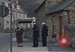 Standbild US-Segler auf Liberty converse mit einer Engländerin Portland England, 1967, aus Sekunde 44 historischem Filmmaterial Videoclip 65675046806