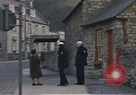 Standbild US-Segler auf Liberty converse mit einer Engländerin Portland England, 1967, aus Sekunde 45 historischem Filmmaterial Videoclip 65675046806