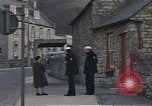 Standbild US-Segler auf Liberty converse mit einer Engländerin Portland England, 1967, aus Sekunde 46 historischem Filmmaterial Videoclip 65675046806
