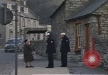 Standbild US-Segler auf Liberty converse mit einer Engländerin Portland England, 1967, aus Sekunde 47 historischem Filmmaterial Videoclip 65675046806