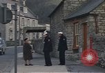 Standbild US-Segler auf Liberty converse mit einer Engländerin Portland England, 1967, aus Sekunde 48 historischem Filmmaterial Videoclip 65675046806