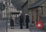 Standbild US-Segler auf Liberty converse mit einer Engländerin Portland England, 1967, aus Sekunde 49 historischem Filmmaterial Videoclip 65675046806