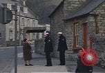 Standbild US-Segler auf Liberty converse mit einer Engländerin Portland England, 1967, aus Sekunde 51 historischem Filmmaterial Videoclip 65675046806