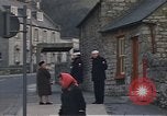 Standbild US-Segler auf Liberty converse mit einer Engländerin Portland England, 1967, aus Sekunde 52 historischem Filmmaterial Videoclip 65675046806