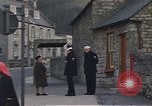 Standbild US-Segler auf Liberty converse mit einer Engländerin Portland England, 1967, aus Sekunde 53 historischem Filmmaterial Videoclip 65675046806