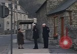 Standbild US-Segler auf Liberty converse mit einer Engländerin Portland England, 1967, aus Sekunde 54 historischem Filmmaterial Videoclip 65675046806