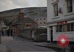 Standbild US-Segler auf Liberty converse mit einer Engländerin Portland England, 1967, aus Sekunde 55 historischem Filmmaterial Videoclip 65675046806