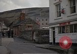 Standbild US-Segler auf Liberty converse mit einer Engländerin Portland England, 1967, aus Sekunde 56 historischem Filmmaterial Videoclip 65675046806